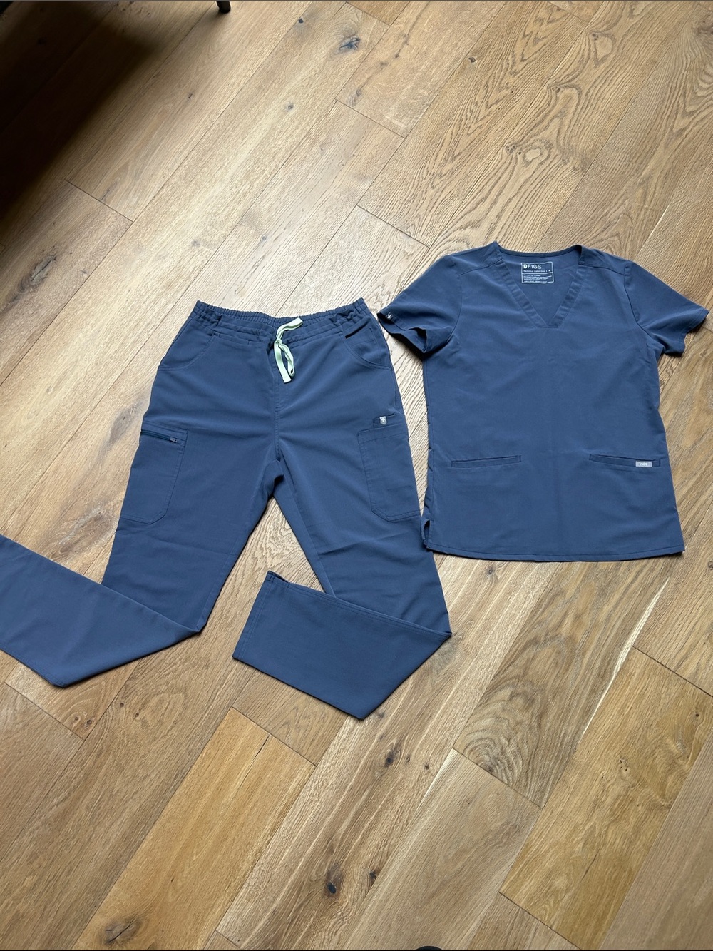 Figs Space Navy Women’s Scrub Top size small and Pants size medium tall